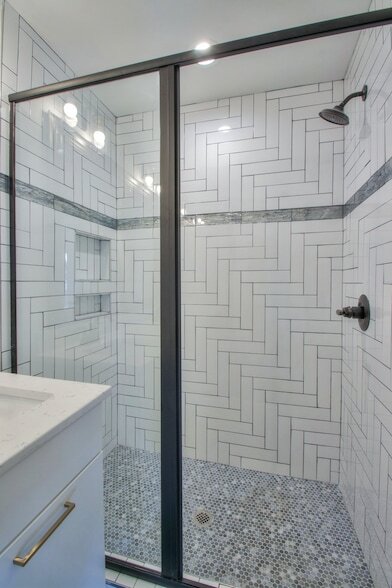 Building Photo - 904 Burchwood Ave