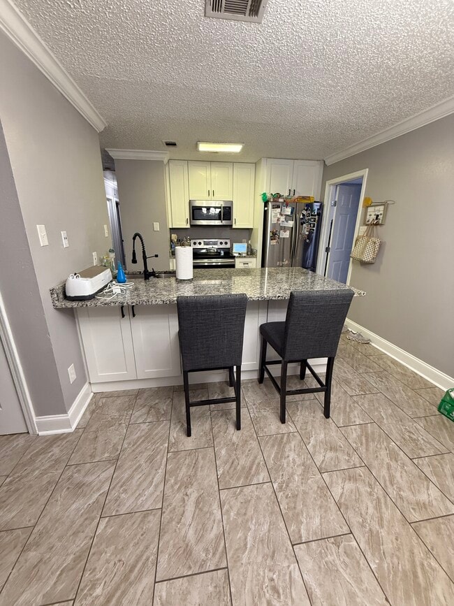 Building Photo - 204 Dale Ave