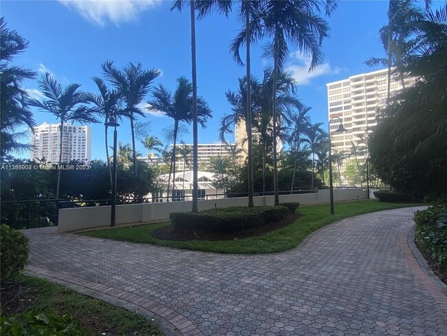 Building Photo - 2500 Parkview Dr