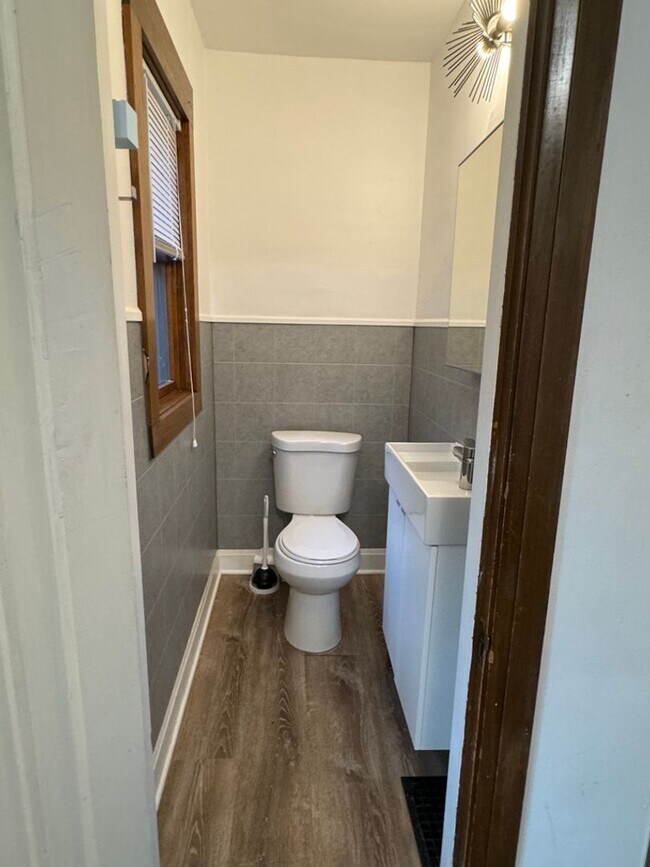 Building Photo - 849 E University Ave