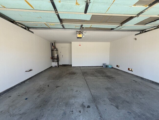 Building Photo - NEW Paint + NEW Carpet + NEW blinds + NEW ...
