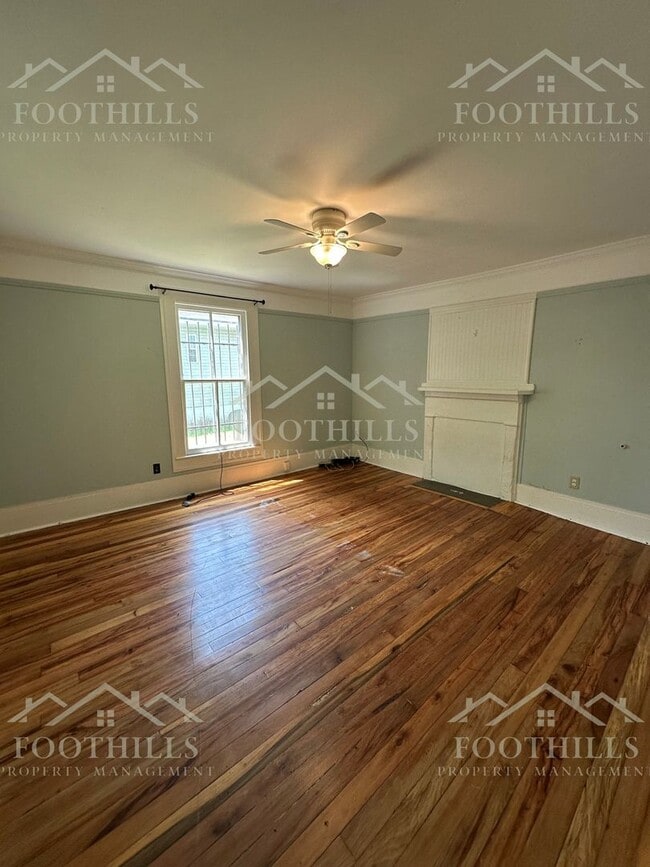 Building Photo - Charming 4-Bedroom Single Family House Nea...