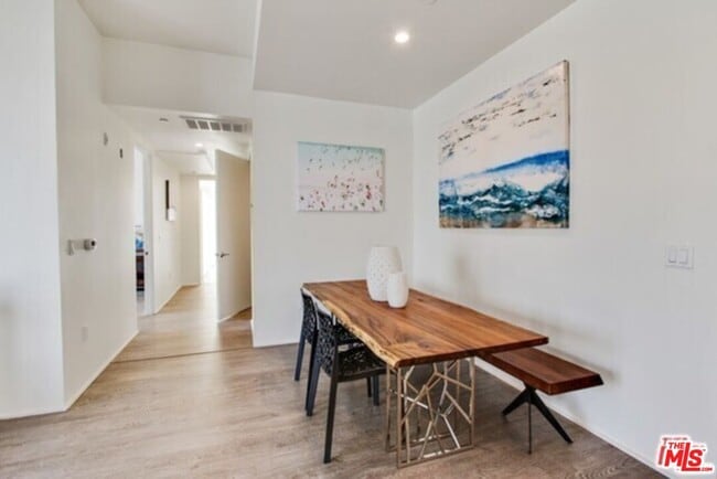 Building Photo - 1038 S Mariposa Ave