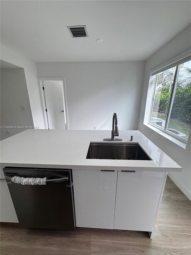 Building Photo - 2855 Royal Palm Ave