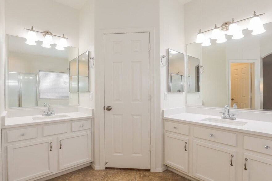 Building Photo - 1913 S 83rd Dr