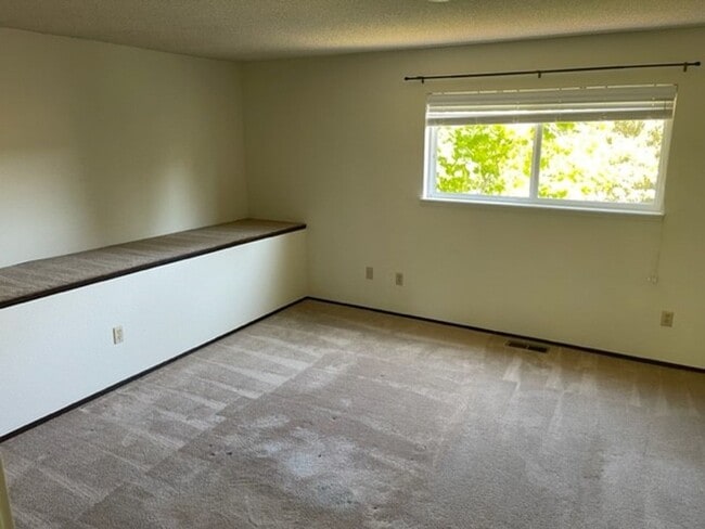 Building Photo - Beautifully Updated Home with Large Yard a...
