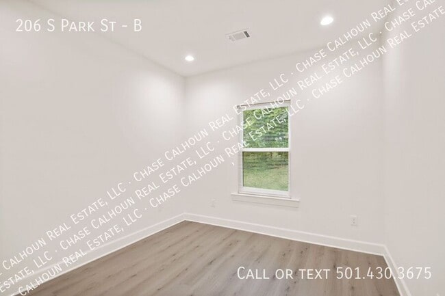 Building Photo - 206 S Park St