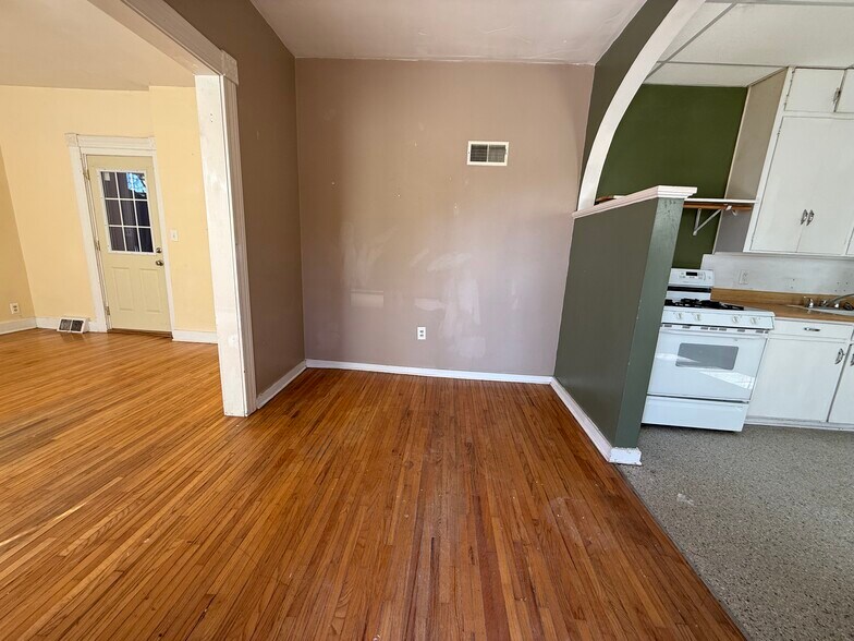 Building Photo - 417 E Orange St