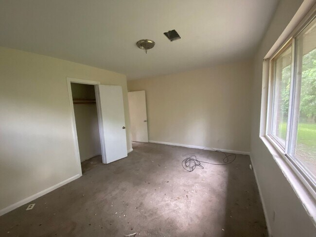 Building Photo - Bright kitchen updates in quiet Culdesac