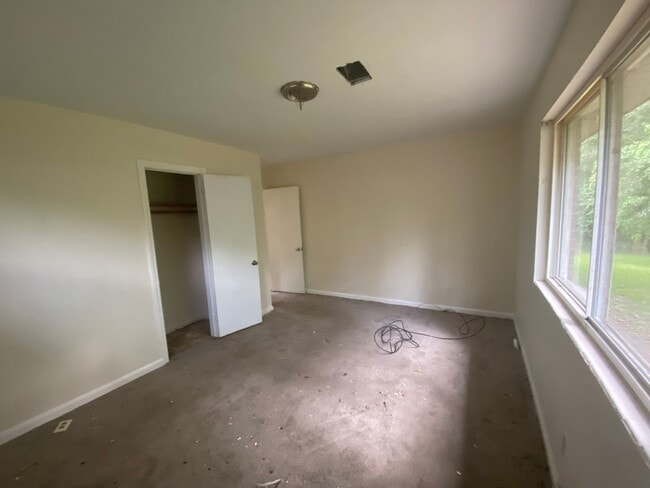 Building Photo - Cozy 3 bedrooms with charming kitchen upda...