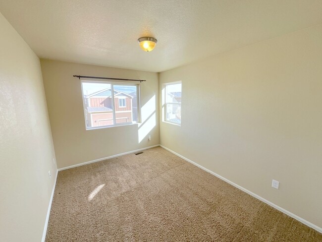 Building Photo - 3 Bedroom Townhome Available Near S Union Blvd & Monterey Rd!