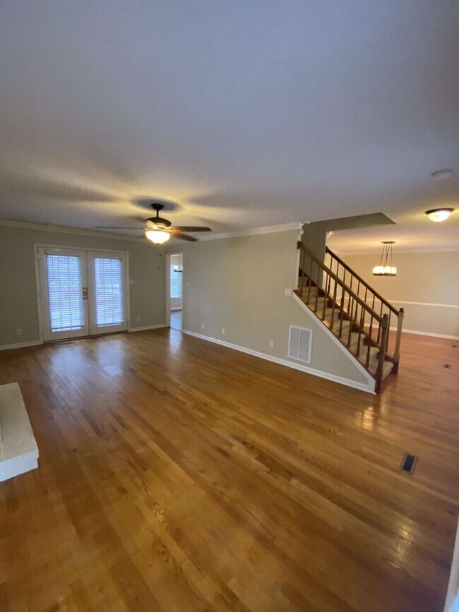 Building Photo - Charming 3 Bed Colonial in Woodcroft!