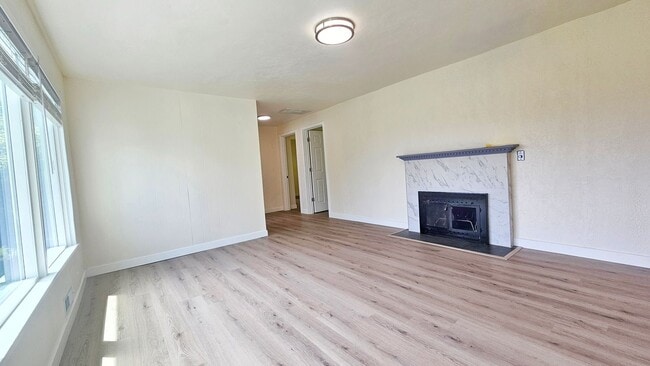Building Photo - 4 Bed 1.5 Bath Single Family Home in Renton