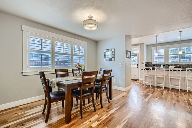 Building Photo - Long Realty & Property Management - Wonderfully Located Townhome in Great Neighborhood