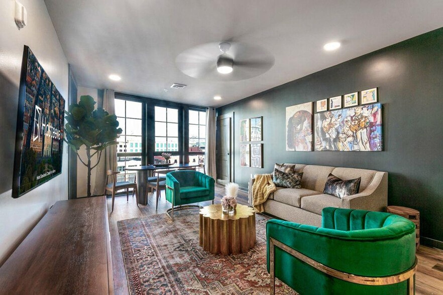 Building Photo - 611 Commerce St