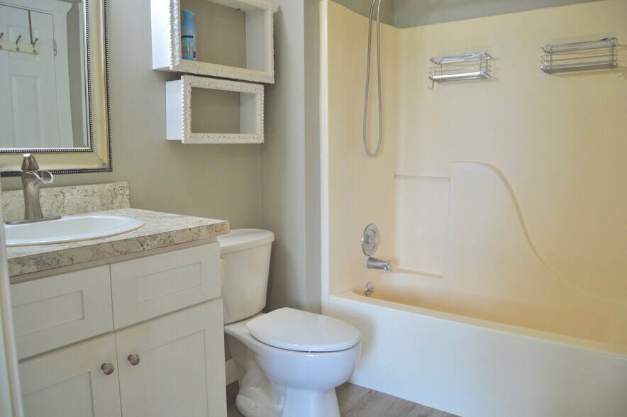 Building Photo - 1527 Talon Dr