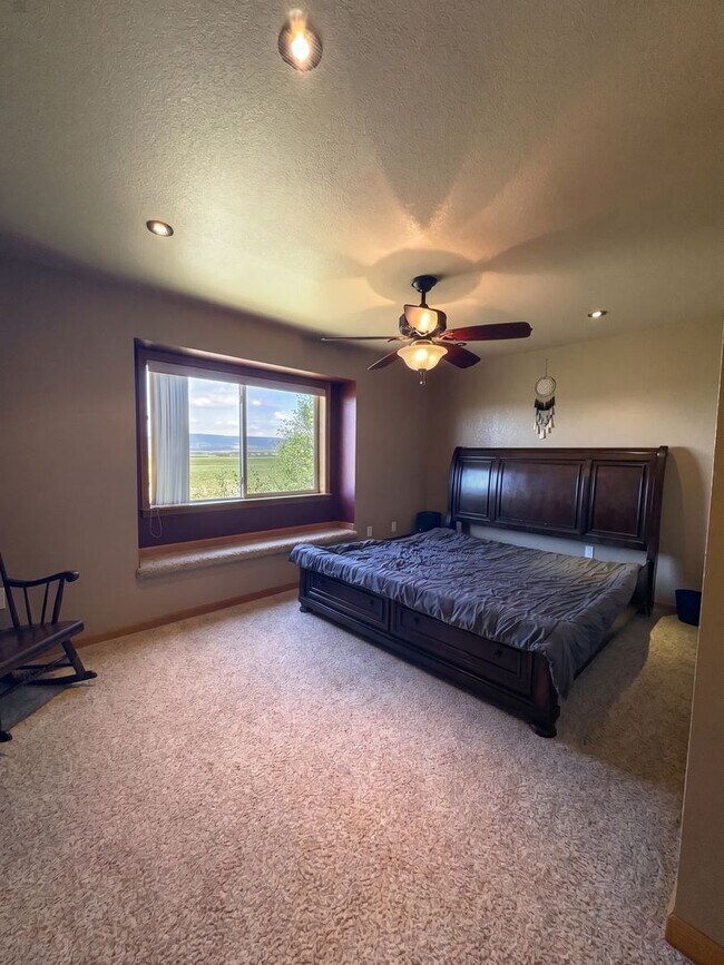 Building Photo - Foxtail Pines! 5 acres! Open floor plan!