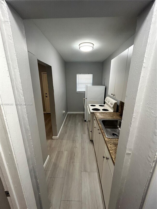 Building Photo - 1720 NW 1st Pl