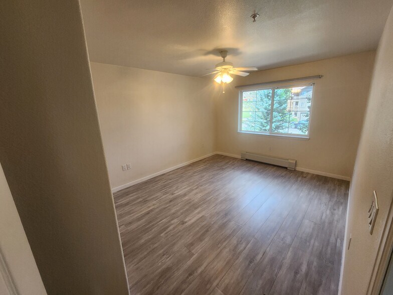 Building Photo - 520 River View Dr