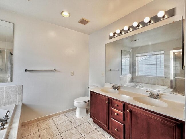 Building Photo - 211 Hawthorne Way