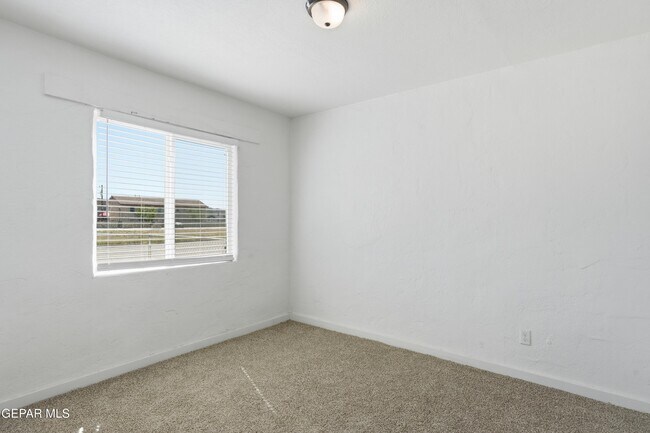 Building Photo - 8929 Robert Dr