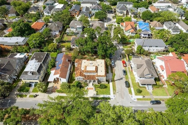 Building Photo - 30 Fontainebleau Dr