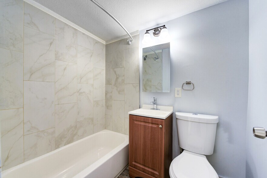 bath - 3117 Hancock Ave