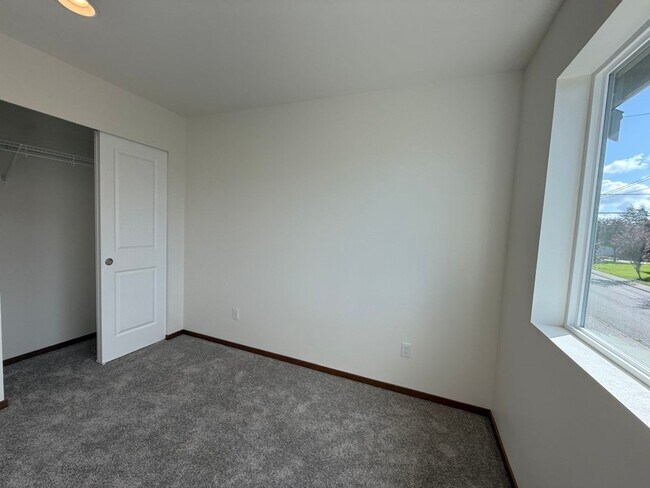Building Photo - 3Bd/2.5Ba Everett Condo