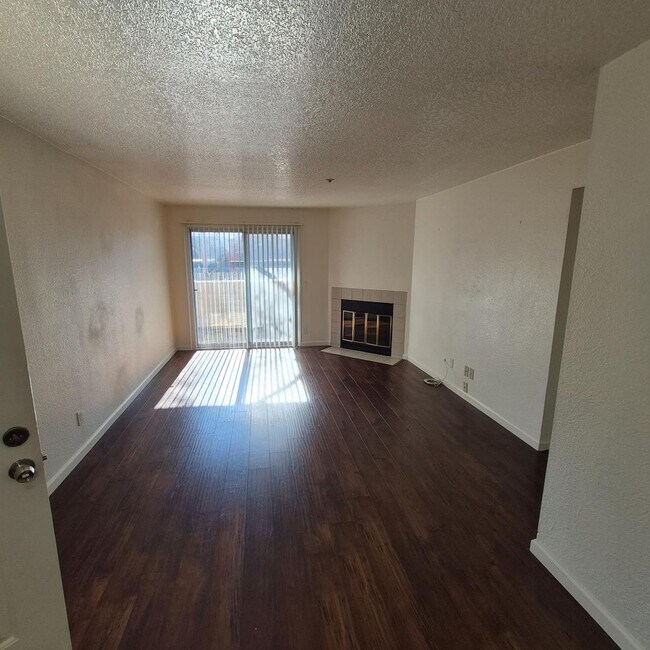 Building Photo - Affordable 1 bedroom 1 bath condo near the American River and CSUS