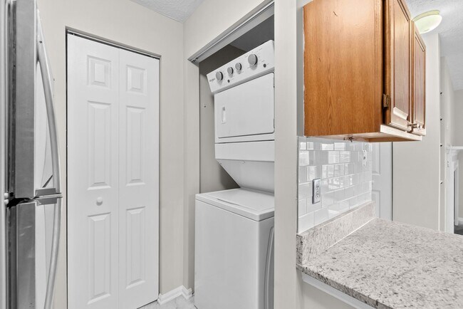 Building Photo - Amazing 2 Bedroom Rental