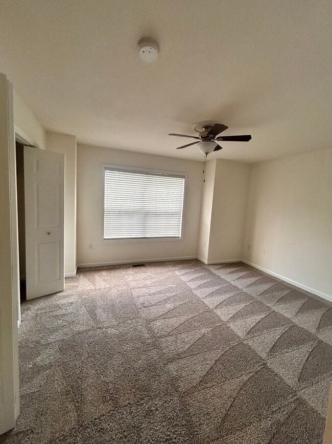 Building Photo - 1121 Fords Pointe Cir