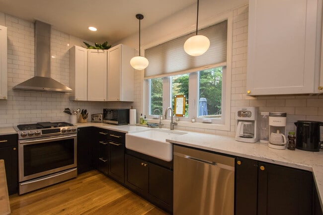 Building Photo - 125 Little Willow Cir
