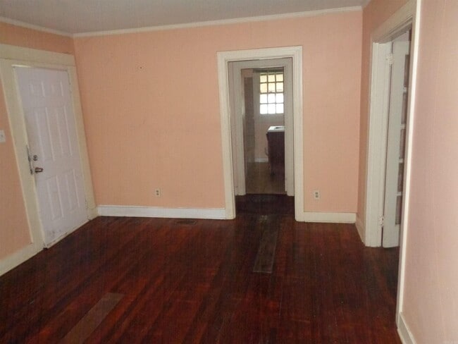Building Photo - 920 S Elm St