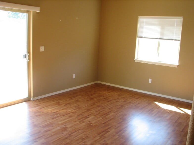 Building Photo - 1457 artesia st