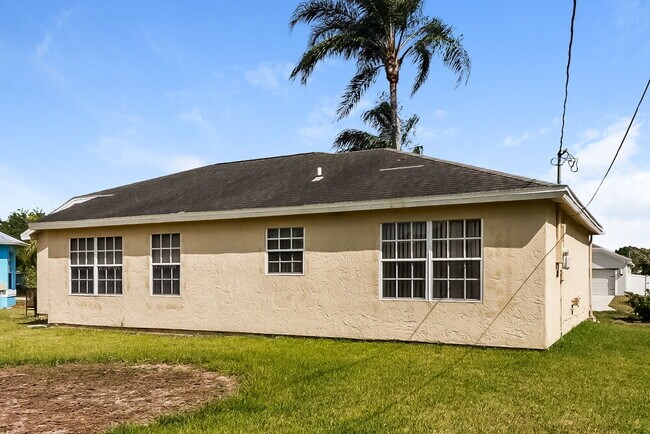 Building Photo - 1576 SW Pitts Ave