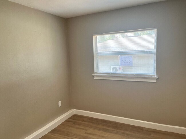 Building Photo - 1539 Hialeah St