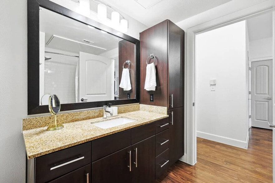 Building Photo - 5752 Town and Country Blvd