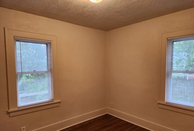 Building Photo - 1650 N Maple---3 bed/ 1 bath