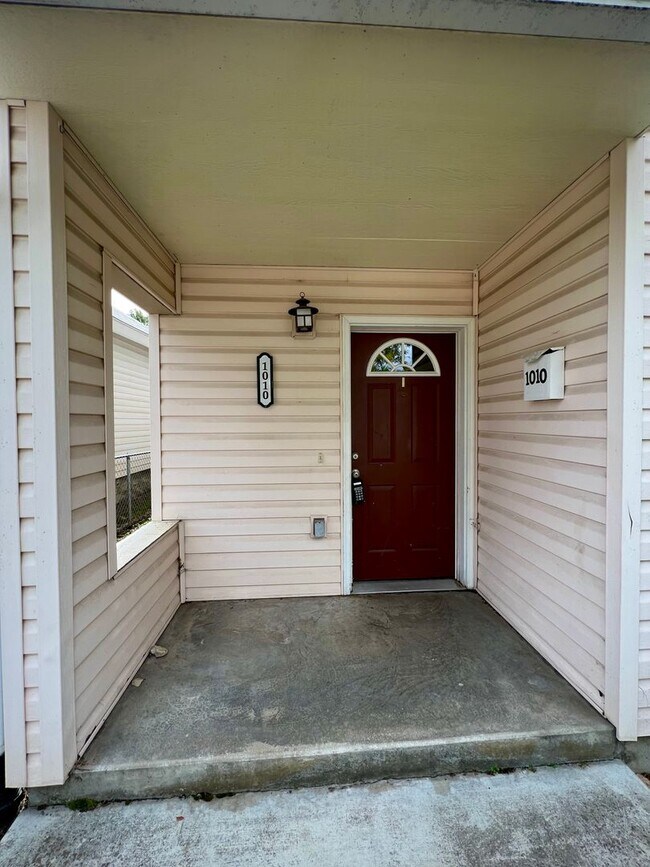 Building Photo - 1008-1010 E. Ermina