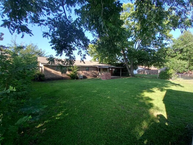 Building Photo - 1533 Meadowcrest Dr