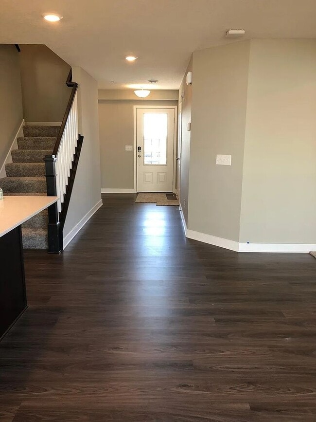 Building Photo - Awesome woodbury townhouse available!