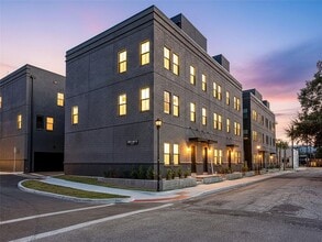 Building Photo - 1302 E Kay St