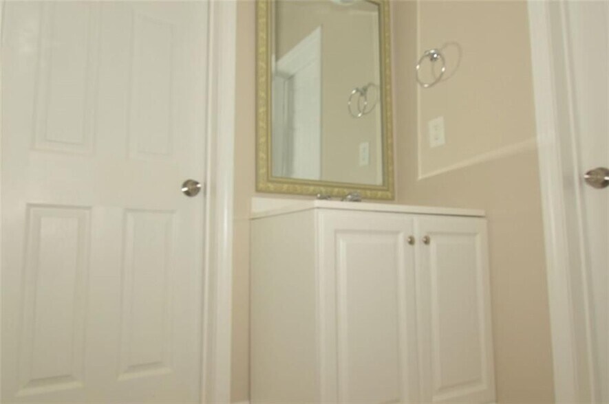 Building Photo - 618 Tradwell Pl NE