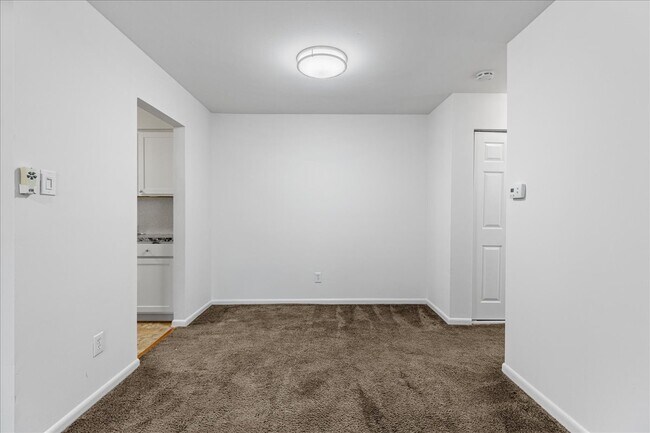 Building Photo - 703 Camelback Ct
