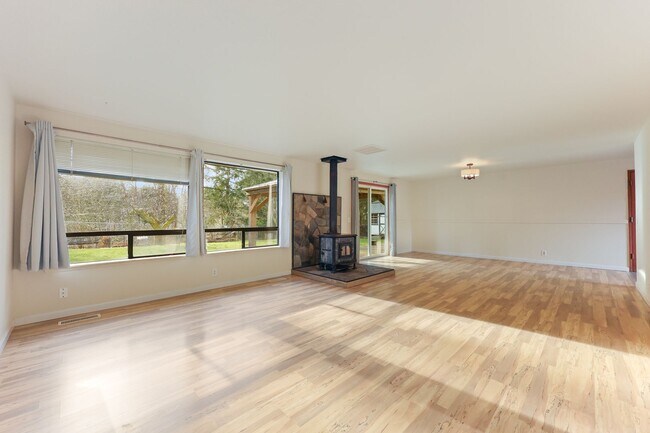 Building Photo - Move in ready, 3 bedroom rambler - Olympia School District