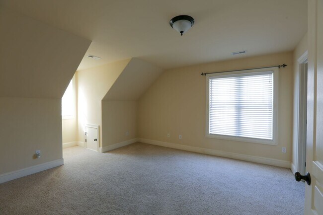 Building Photo - Gorgeous Three Bedroom Home!