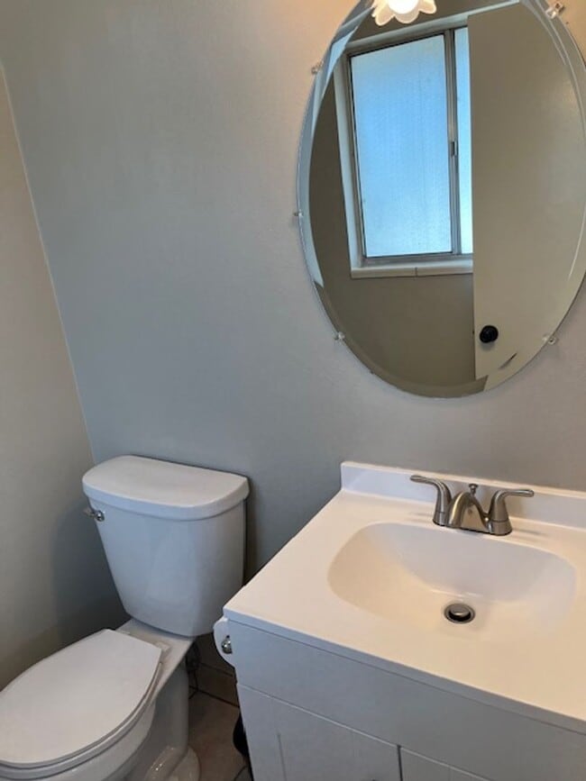 Building Photo - Lovely 5-bedroom, 2-1/2 bath home.  Centrally-located in Longmont with convenient access to shopp...