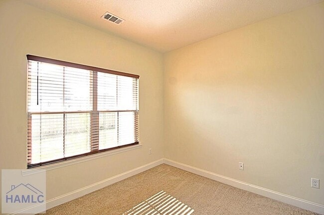 Building Photo - 302 Mcclelland Lp NE