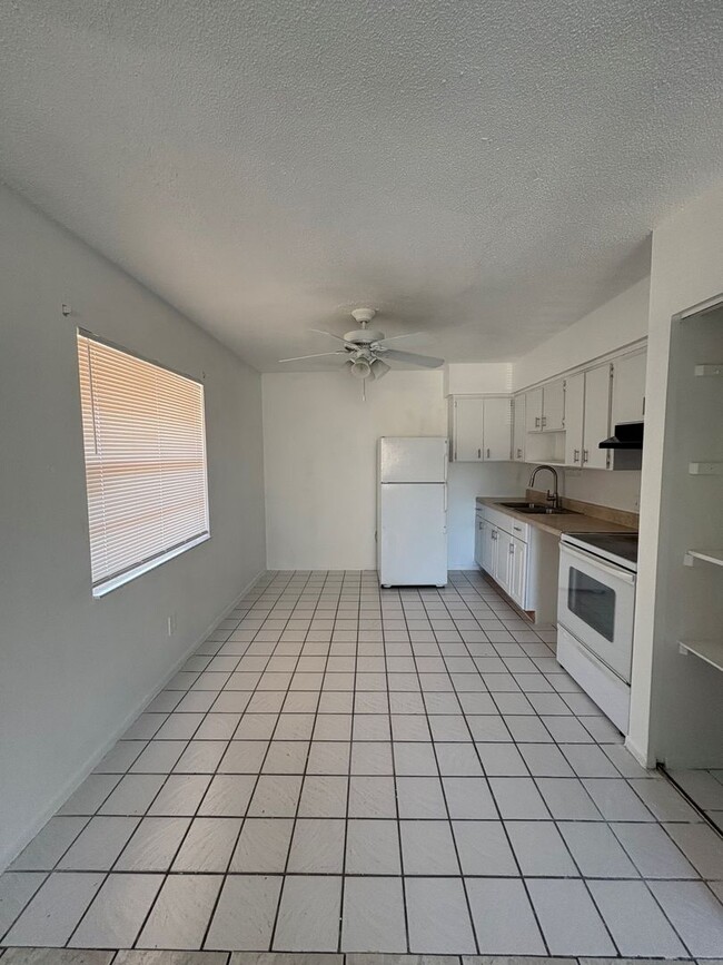 Building Photo - Beautiiful Palm Gardens 2 bedroom, 1 bath ...