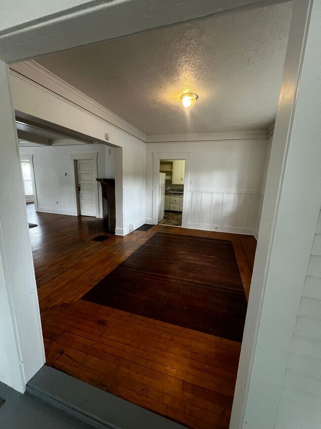 Building Photo - Spacious 4-Bedroom Home in an Excellent Location Near Parks, Shopping & the Fairgrounds